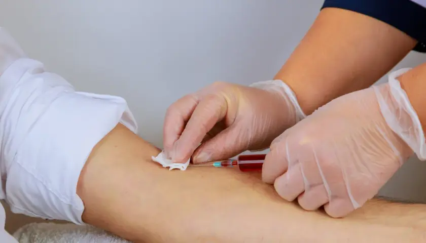 Pobieranie krwi do badania, które pomoże ustalić, jak podnieść hemoglobinę.