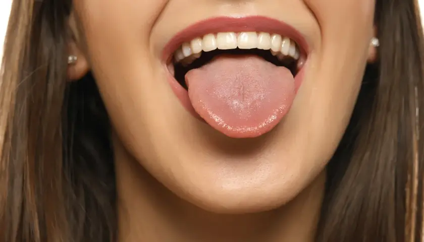 Bocca aperta con lingua fuori, un sorriso che promette un sapore dolce in bocca.