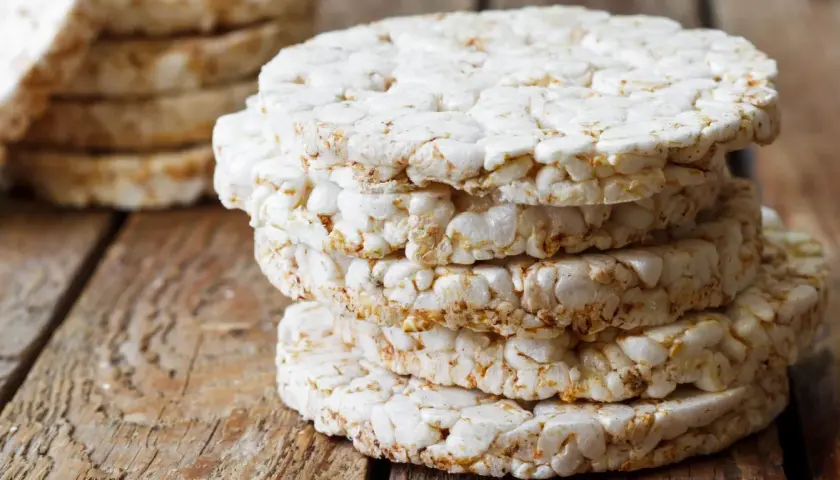 Stos wafli tortowych na drewnianym blacie. Czy wafle tortowe są zdrowe? To pytanie zadaje sobie wiele osób dbających o dietę.