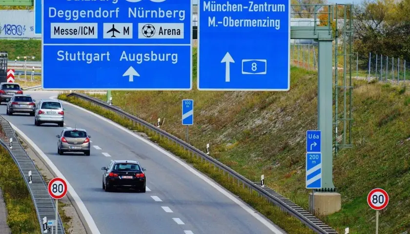 Na niemieckiej autostradzie, gdzie niektóre odcinki nie mają limitu prędkości, samochody jadą w kierunku Monachium i innych miast.