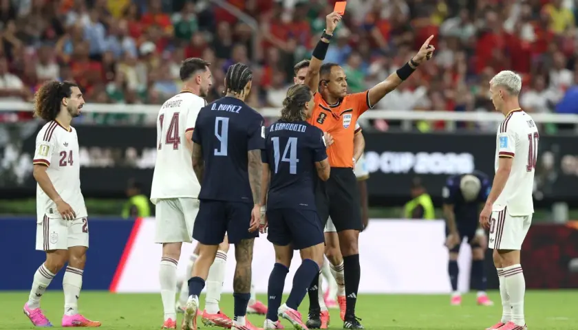 Sędzia pokazuje czerwoną kartkę, co oznacza koniec gry dla jednego z zawodników. Wewnątrz futbolówki emocje sięgają zenitu.