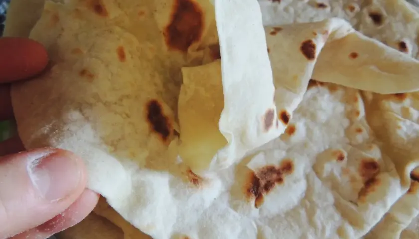 Ciepła tortilla na patelni, lekko przypieczona, gotowa do podania.