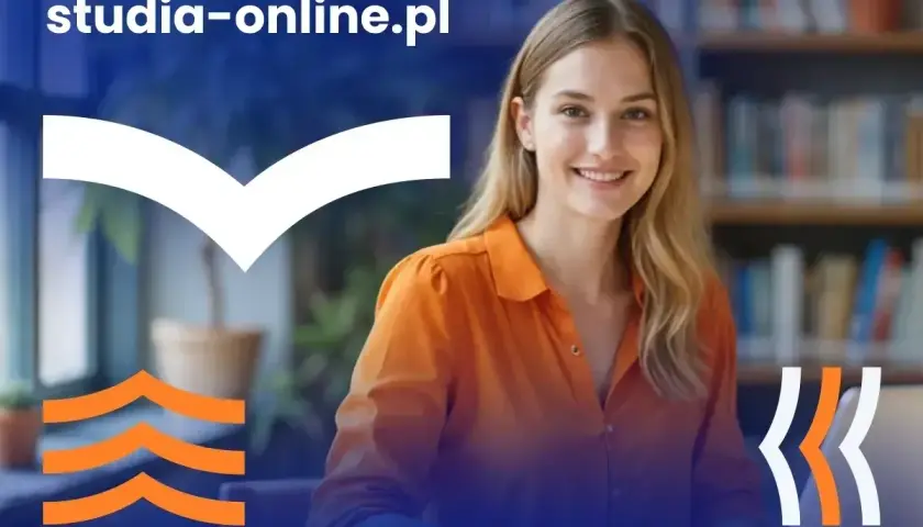 Uśmiechnięta młoda kobieta w pomarańczowej bluzce na tle biblioteki i logo studia-online.pl.