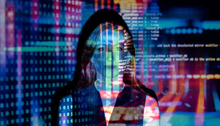 Frau im Fokus, umgeben von leuchtendem Code und Binärcode. Sie repräsentiert die Zukunft des Fernstudium KI.
