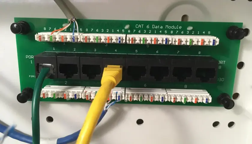Panel sieciowy Cat 6 z portami RJ45. Widać okablowanie, które sugeruje standard B.