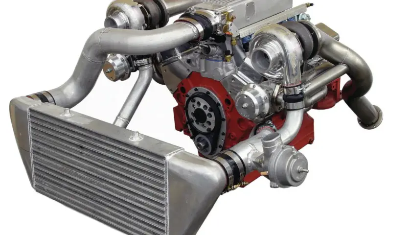 Motore V8 potenziato con doppio turbo. L'intercooler si trova frontalmente, pronto a raffreddare l'aria compressa per massimizzare le prestazioni.