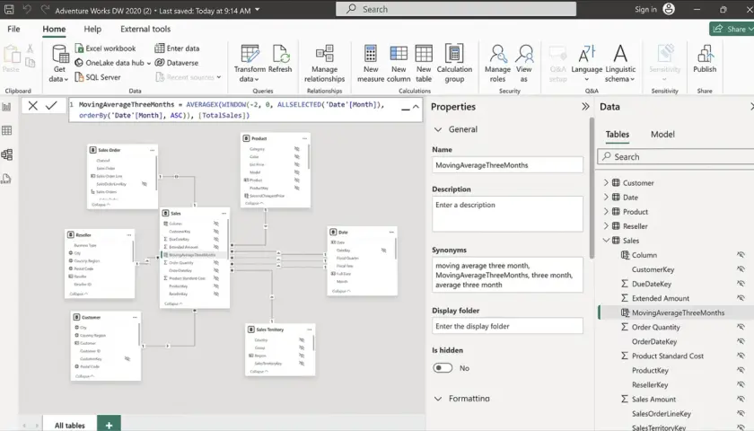 Modello dati Power BI con tabelle correlate: Sales, Customer, Product, Reseller, Date e Sales Territory. La tabella Sales contiene la misura "MovingAverageThreeMonths".