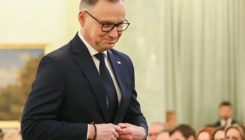 Andrzej Duda w garniturze, zamyślony. Czy poznamy sekrety oświadczenia majątkowego Andrzeja Dudy na koniec dziesięcioletniej służby?