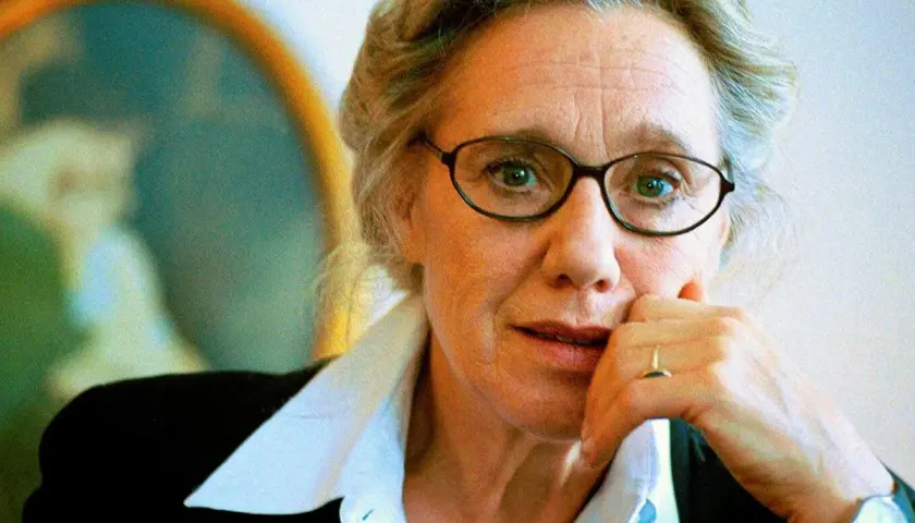 Maja Komorowska, ikona polskich filmów, w okularach i zamyślona.