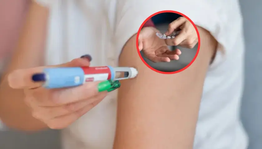 Dłoń z pisakiem do iniekcji i blister z tabletkami w kółku.