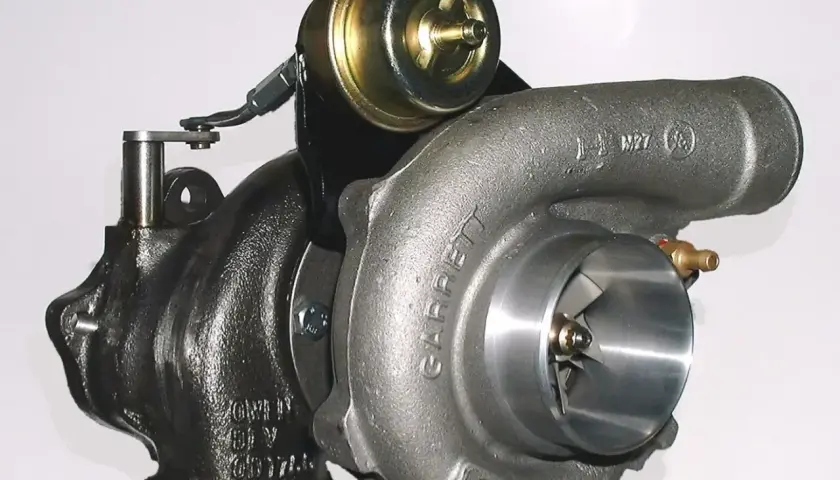 Garrett turbo sprężarka z zaworem wastegate, gotowa do zwiększenia mocy silnika.