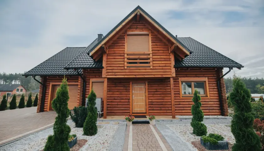 Ile kosztuje budowa domku drewnianego? Sprawdź ukryte wydatki!