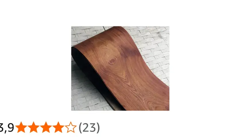 Superficie curva in legno di palissandro con venature evidenti, su sfondo bianco a mattoncini.