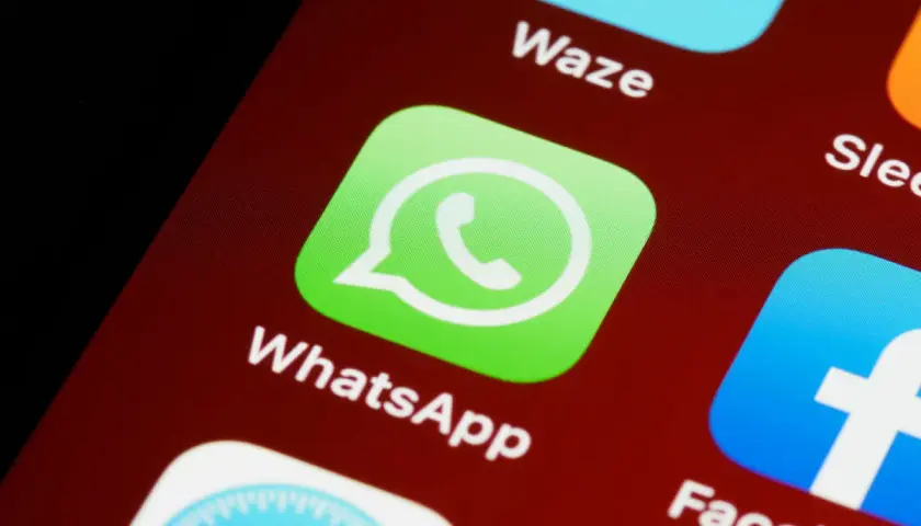 Ikona WhatsApp na ekranie telefonu. Chcesz wiedzieć, jak zrobic ankiete na WhatsApp?