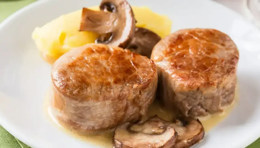 Polędwica wołowa przepis: soczyste medaliony z polędwicy wołowej podane z puree ziemniaczanym i pieczarkami. Pyszne danie!