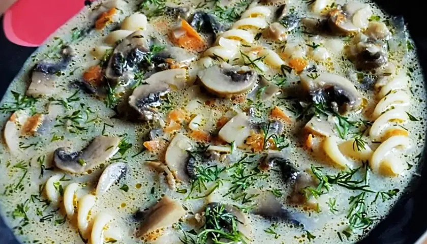 Ile kcal ma zupa grzybowa z makaronem? Zaskakujące fakty o kaloriach