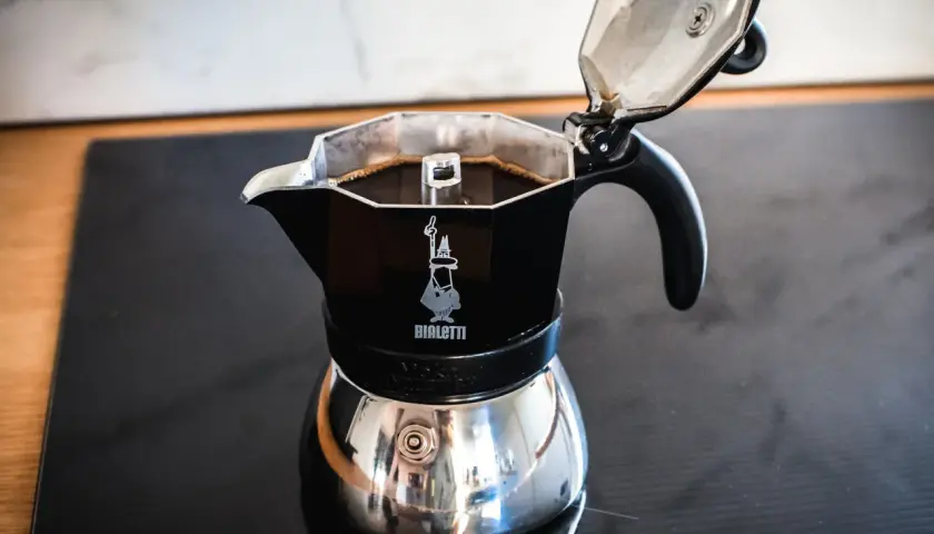 Czarna kawiarka Bialetti z kawą gotową do zaparzenia. Zastanawiasz się, ile kawy do kawiarki?
