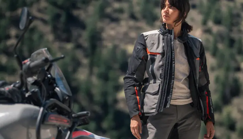 Mujer con chaqueta de moto, ideal para rutas. La diferencia entre chaqueta y cazadora se nota en su diseño funcional y protector.