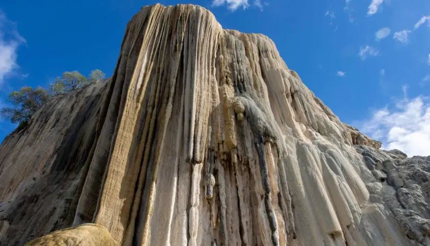Felsformation, die aussieht, als ob hierve el agua (Wasser kocht) und über die Jahrtausende erstarrt ist. Tropfsteine bilden vertikale Säulen.