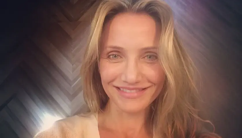 Cameron Diaz ler mot kameran, med sitt blonda hår fallande runt axlarna. Hon påminner om sina roller i filmer med Cameron Diaz.