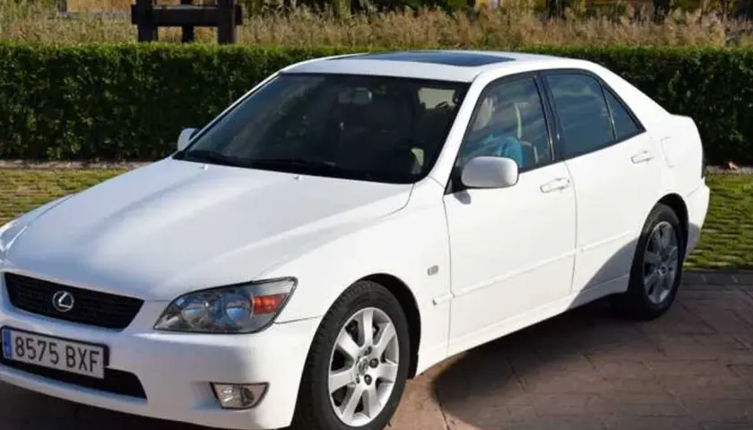 Lexus IS 200 blanco, un coche clásico que a pesar de sus posibles problemas, sigue siendo un icono.