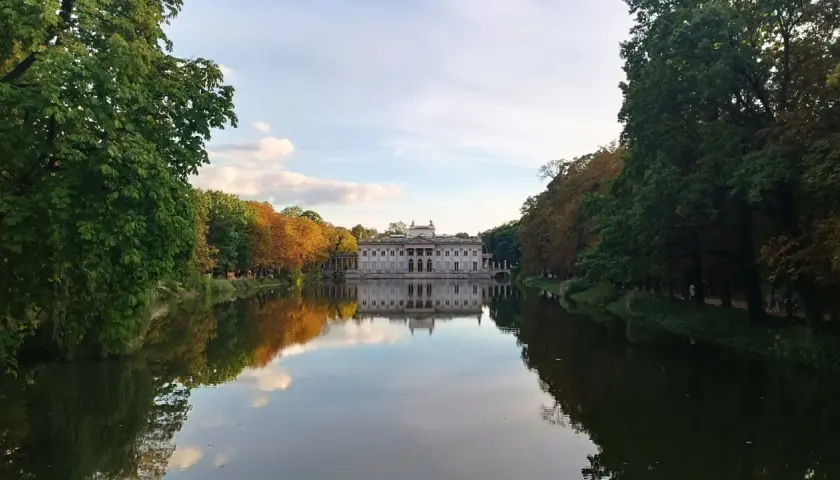 Pałac na Wyspie w Łazienkach Królewskich w Warszawie, odbijający się w wodzie.