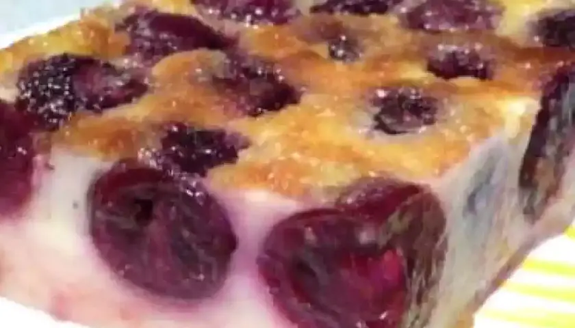 Tranche de clafoutis aux cerises, doré et moelleux. Une recette clafoutis facile pour un dessert gourmand.