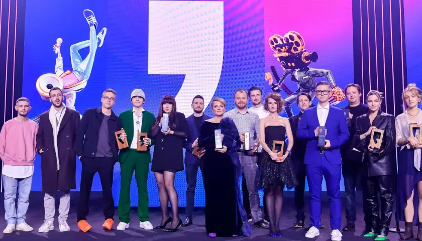 Laureaci na gali Empiku 2026 odbierają nagrody. Na scenie widać grupę osób z pucharami, a w tle ekran z grafikami.