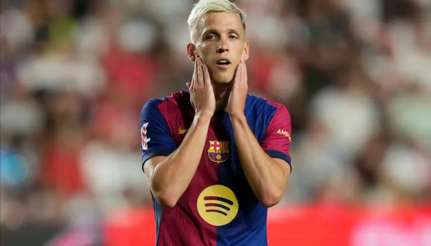 Piłkarz FC Barcelona, Ferran Torres, z dłońmi na twarzy, w charakterystycznej koszulce z logo Spotify.
