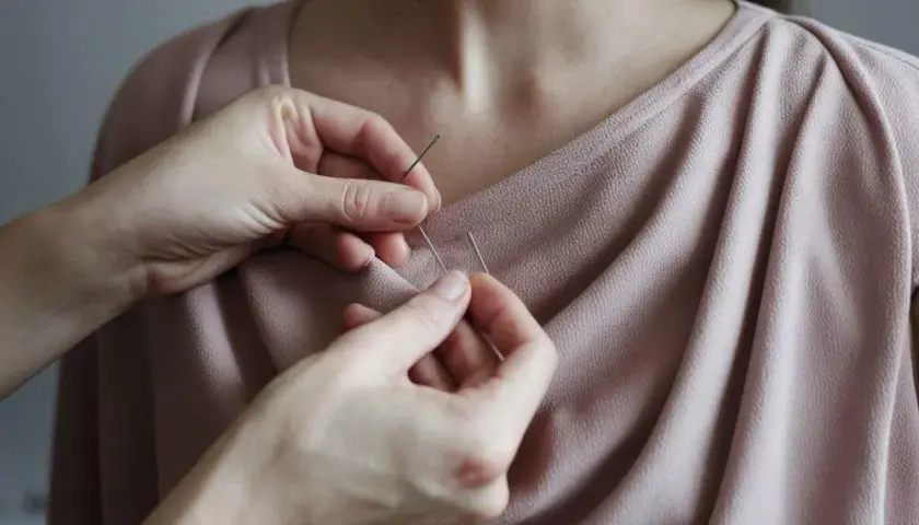 Perfekcyjny dekolt w bluzce? Poznaj techniki Jacka Kaźmierczaka