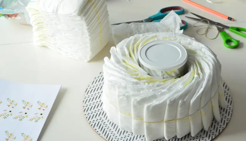 Wyjątkowy tort z pampersów na chrzciny? Stwórz go krok po kroku!