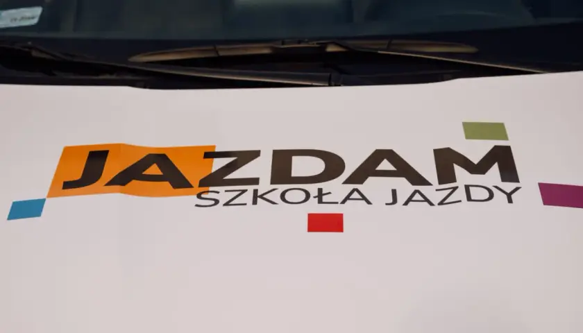 JAZDAM SZKOŁA JAZDY - szybka kwalifikacja wstępna przyspieszona do zdobycia prawa jazdy. Kolorowe akcenty.