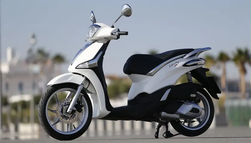 Piaggio Liberty 125: opiniones sobre esta scooter blanca, ideal para la ciudad.