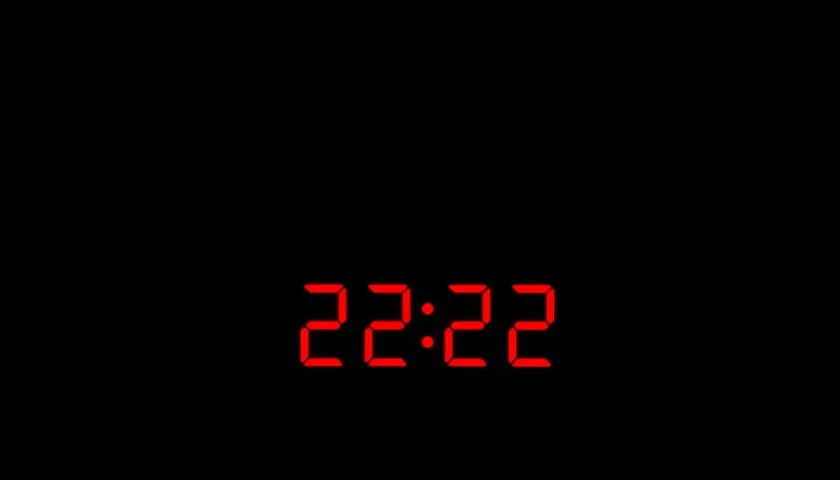 Cyfrowy zegar pokazuje 22:22. Ta godzina, 22.22 znaczenie, często kojarzona jest z równowagą i harmonią.