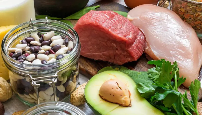 En burk bönor, rått kött, kycklingfilé, avokado och grönsaker. Bra källor till b12 mat.