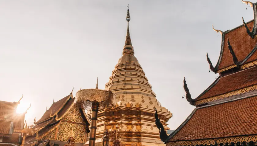 Goldener Chedi im Wat Phra That Doi Suthep, Chiang Mai, Thailand, im warmen Licht der untergehenden Sonne.
