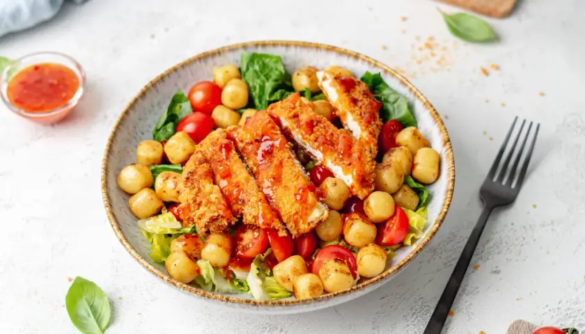 Herzhafter warmer Gnocchi Salat mit knusprigem Hähnchen, Kirschtomaten und süß-saurer Sauce. Ein Genuss!