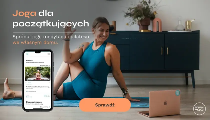 Kobieta ćwiczy jogę w domu, obok leży telefon z aplikacją i laptop. Odkryj qigong i inne formy ruchu dla siebie.