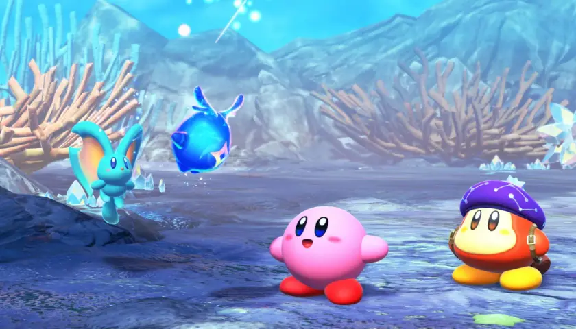Kirby i jego przyjaciele, w tym Waddle Dee w fioletowym beretku, eksplorują podwodny świat. Obok nich lata niebieska, świetlista istota.