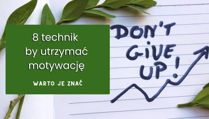 Zielona ramka z napisem "8 technik by utrzymać motywację" na tle notatnika z napisem "DON'T GIVE UP!" i rosnącym wykresem.