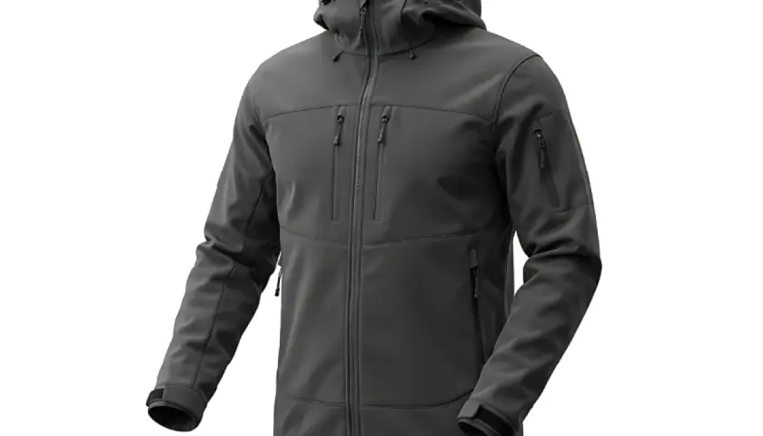 Szara kurtka softshell z kapturem i wieloma kieszeniami. Dowiedz się, jak prać softshell, aby zachować jego właściwości.