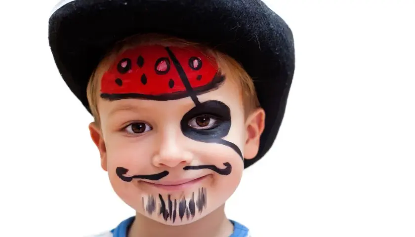 Ein Junge mit Piratenhut und gemaltem Bart und Augenklappe. Kinder lieben es, sich zu verkleiden und zu schminken.