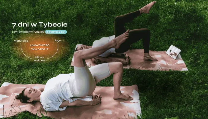 Dwie kobiety ćwiczą jogę na trawie, ucząc się, jak medytować. Tekst informuje o 7 dniach w Tybecie z Portal Yogi, medytacji, jodze i uważności w 5 minut.