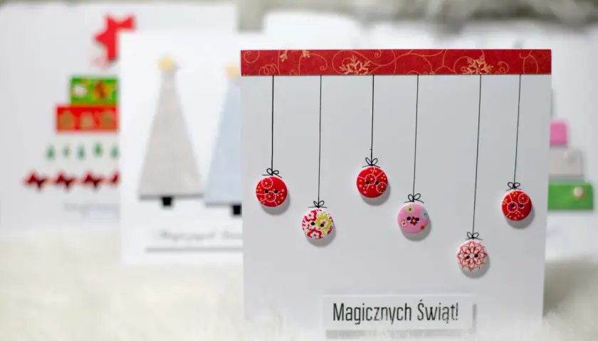Urocze, ręcznie robione kartki świąteczne DIY z guzikami imitującymi bombki. Idealne na Magicznych Świąt!