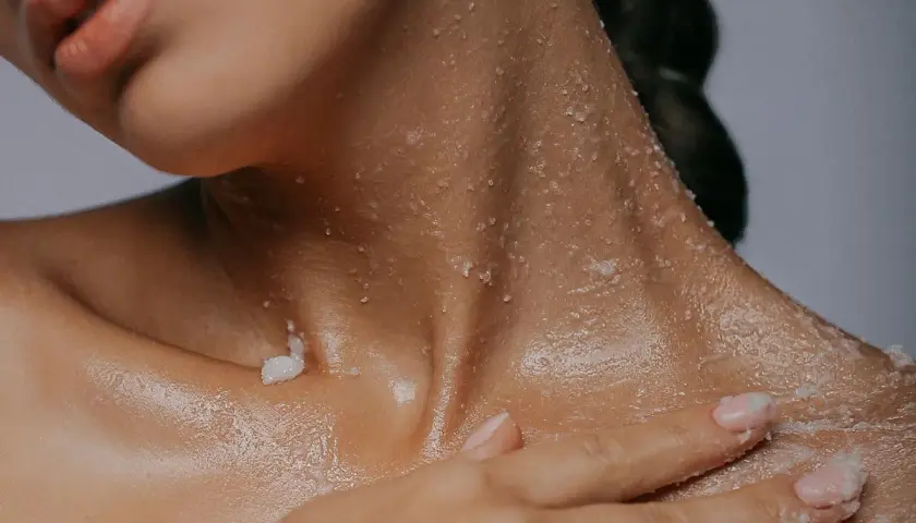 Delikatne złuszczanie szyi i dekoltu, czuć nawilżenie i gładkość skóry. Efekt skin flooding po peelingu.