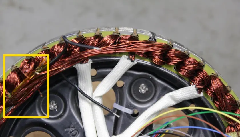 Zabezpieczenie termiczne silnika: miedziane uzwojenia silnika elektrycznego, otoczone izolacją, z widocznymi przewodami.