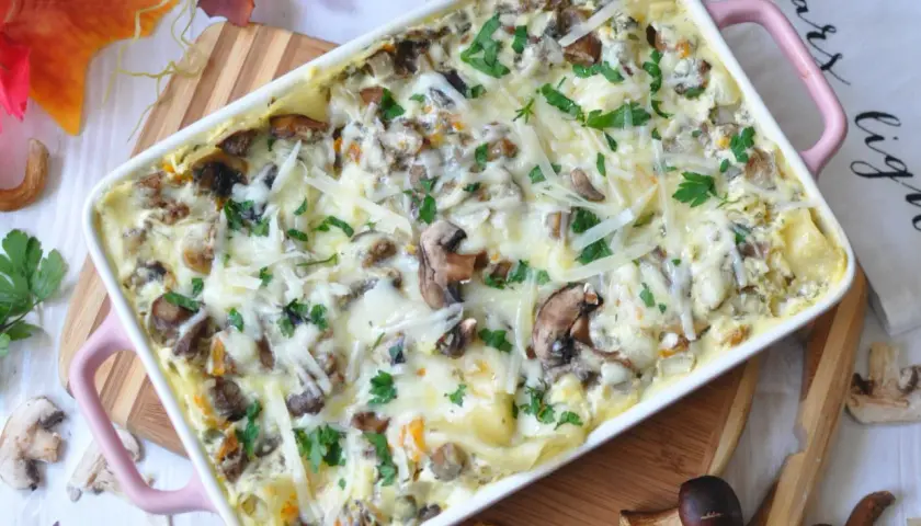 Pyszne lasagne z grzybami, zapieczone pod serem i posypane natką pietruszki. Idealne na jesienny obiad.