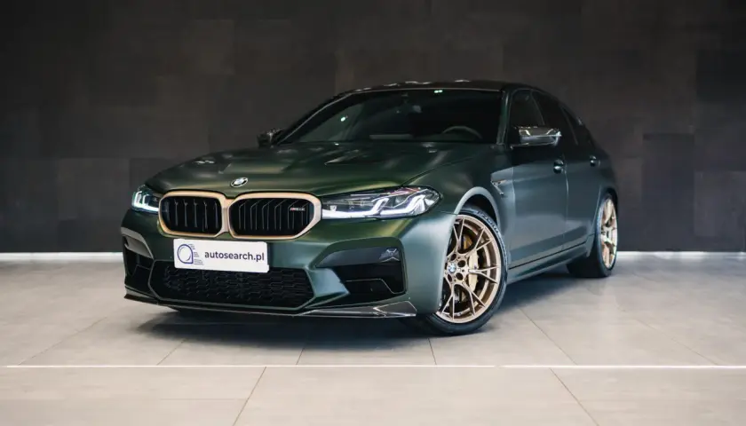 BMW M5 CS w matowej zieleni z brązowymi felgami, gotowe do podboju dróg.