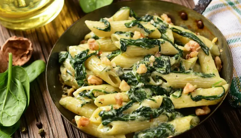 Penne z kremowym sosem szpinakowym i orzechami włoskimi. Idealny szpinak przepis na szybki obiad.