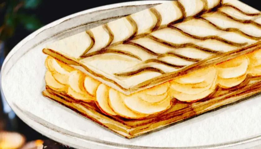 Gâteau rectangulaire avec des couches de pâte feuilletée et de crème pâtissière, décoré de fines lignes chocolatées.